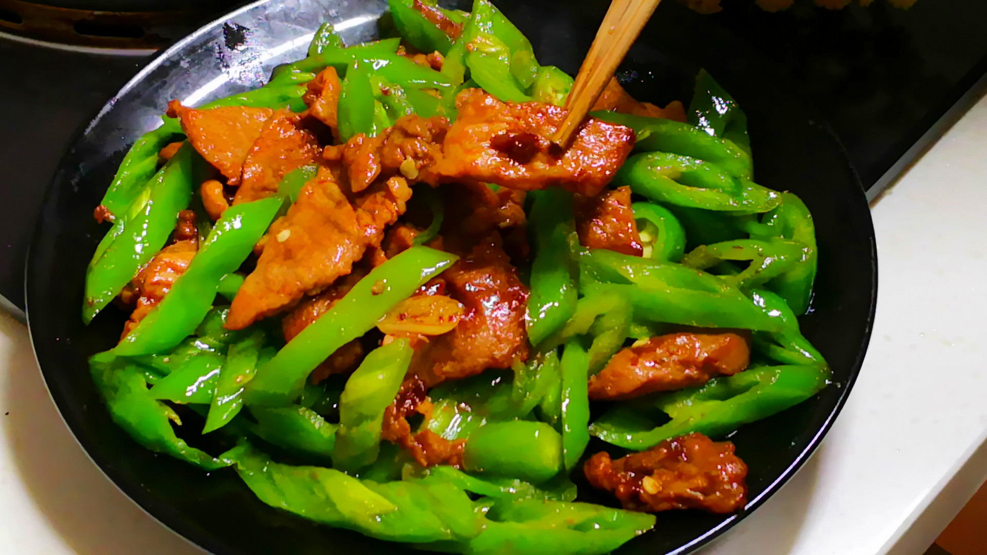 做辣椒炒肉,到底先炒辣椒还是先炒肉?大厨:牢记2点,香而不呛