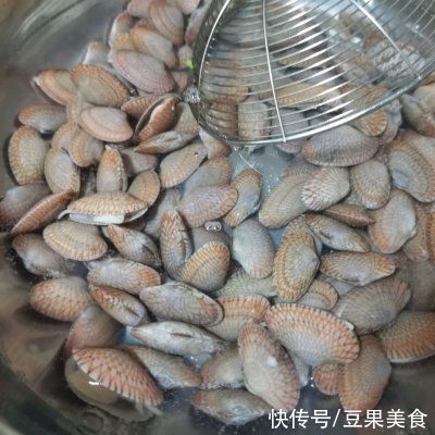 蒜蓉花甲|这道快手金汤蒜蓉花甲一上桌，全家都爱吃