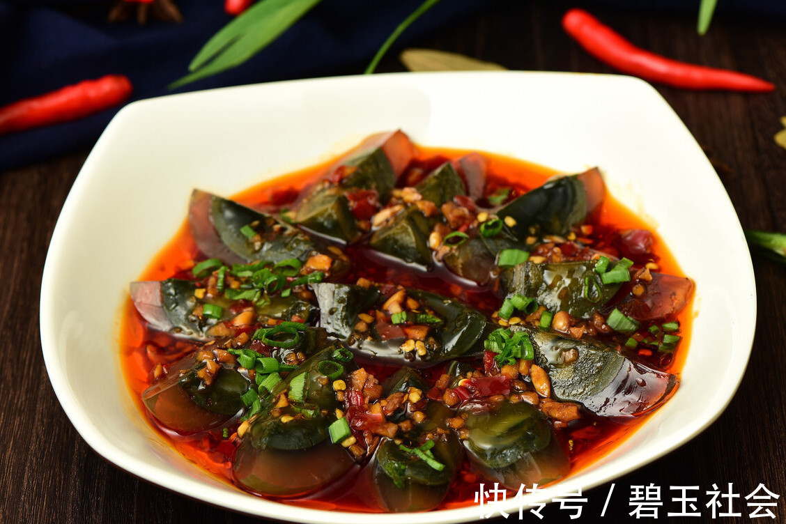 凉拌|皮蛋直接凉拌,难怪吃着又腥又涩,多做1步,皮蛋鲜香又嫩滑