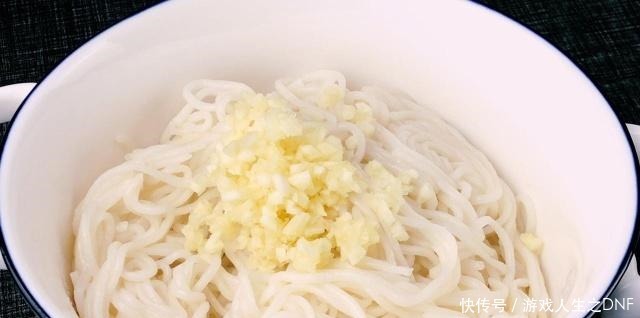 凉拌面学会这样做,酸辣爽口,开胃解腻,一盆根本不够吃,解馋!