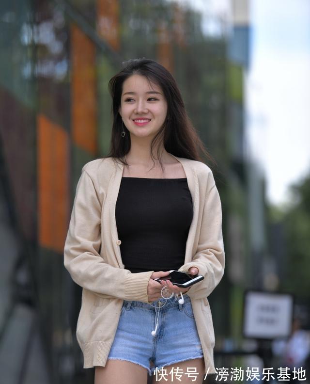 诱人|美女脚上一双气质的尖头高跟鞋出街,让她的双腿显得气质又迷人
