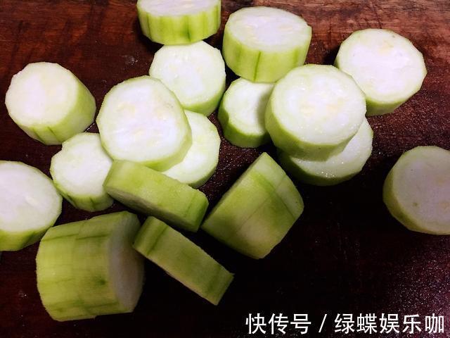 蒜蓉爆香|丝瓜这样吃,简单好做,蒸一蒸原汁原味,味道鲜美