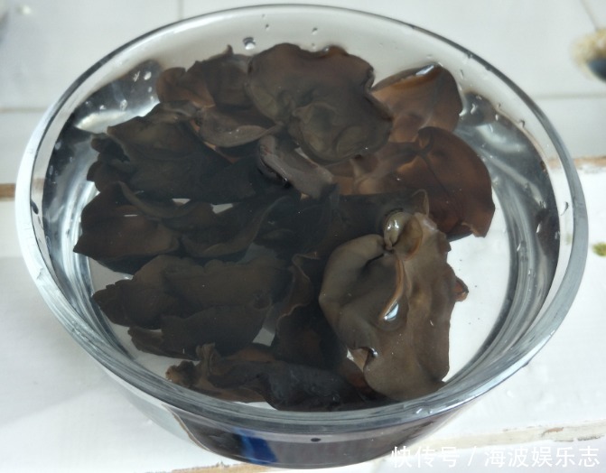 木耳和此物一起炖汤吃,营养价值不输于冬虫夏草,保护血管一级棒
