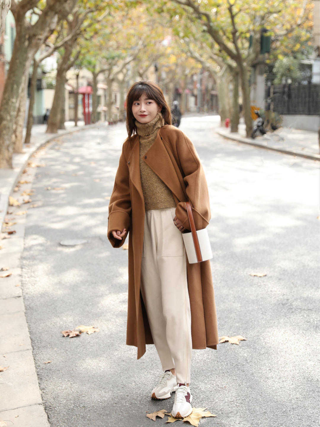 马丁靴 女生秋冬穿风衣时,不管高矮,搭配这些鞋子,照样很高级