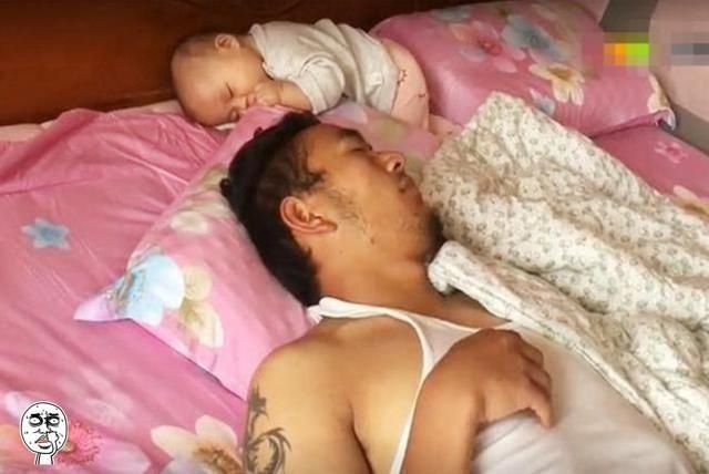 莉莉|奶爸带宝宝睡觉,睡醒来后发现娃“不见了”,表情让人忍不住笑