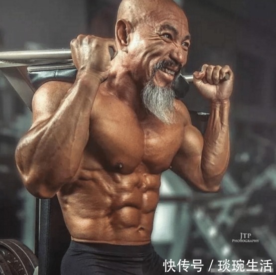 七龙珠|54岁老头沉迷“七龙珠”,修炼成了龟仙人走红,每天吃1脸盆鸡蛋