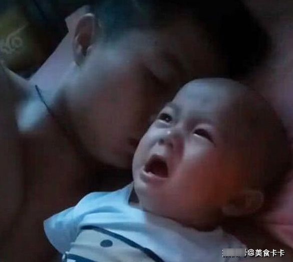 妈妈深夜回家,看到爸爸哄宝宝睡觉的场面气喷,网友都一样