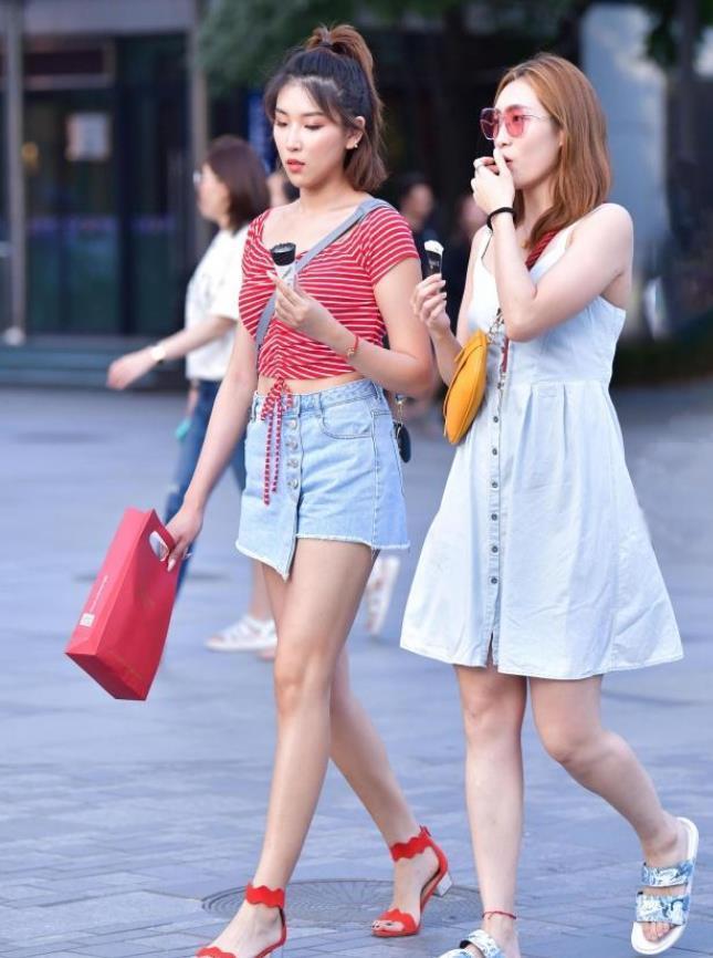  清新|街拍小姐姐连衣裙外搭帅气的格子西装，展现出清新淡雅的气质