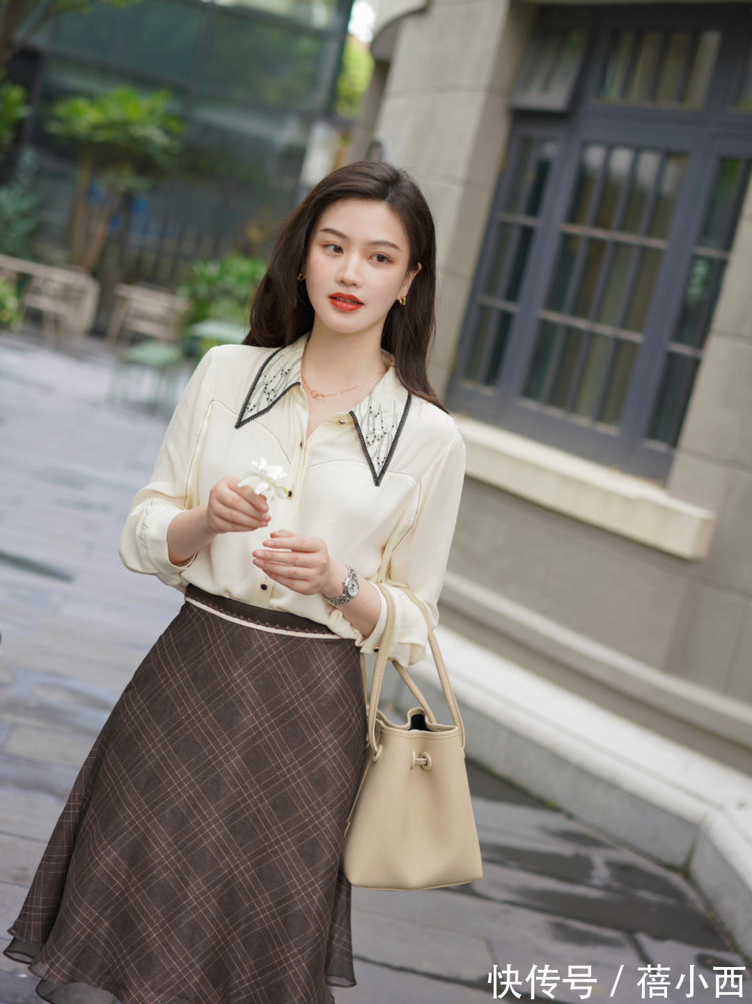 小蛮腰 40岁女人穿衣要讲究点,学博主的连衣裙、半身裙搭配,优雅又体面