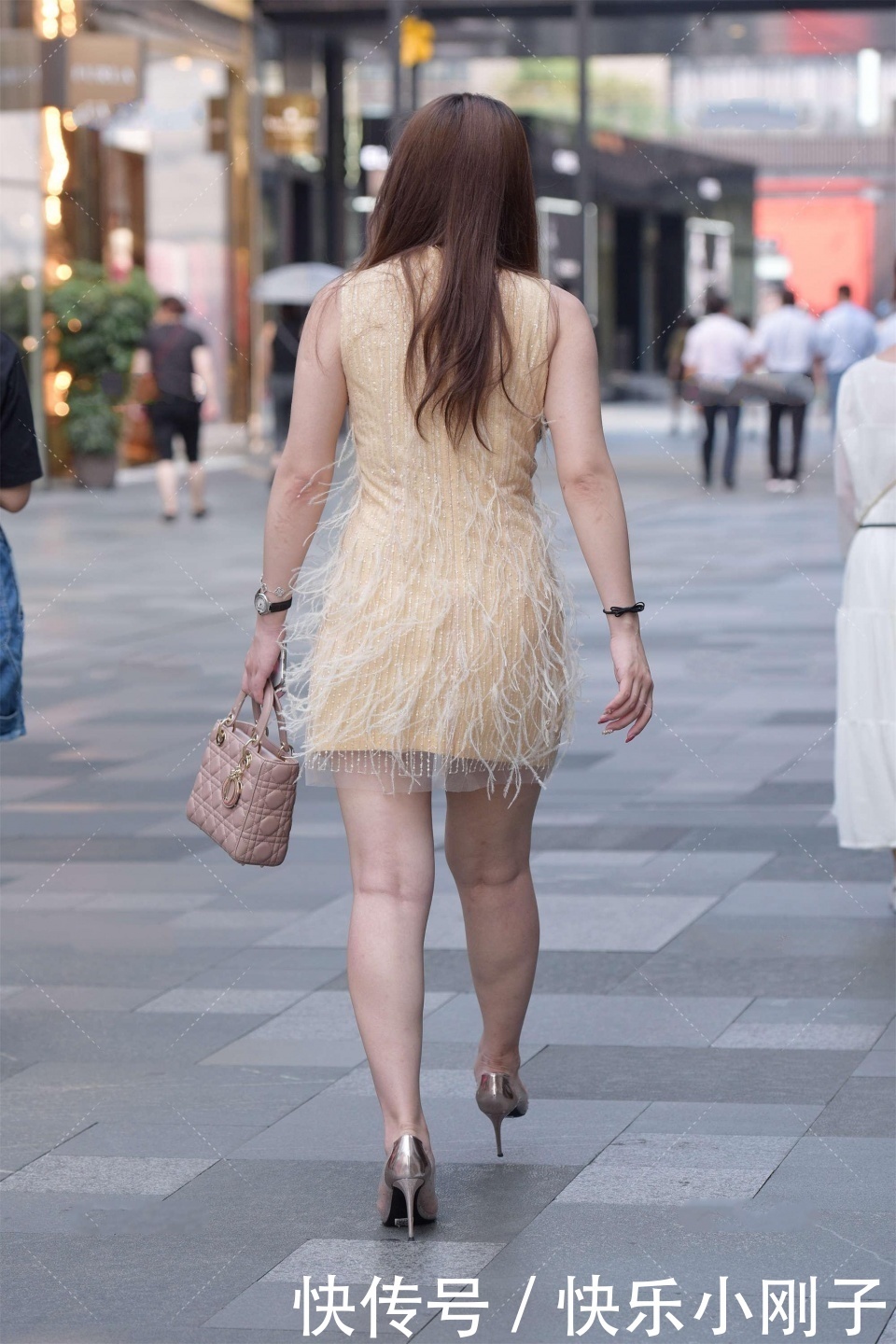  羽毛|黄色羽毛连衣裙， 搭配银色高跟鞋， 可爱优雅