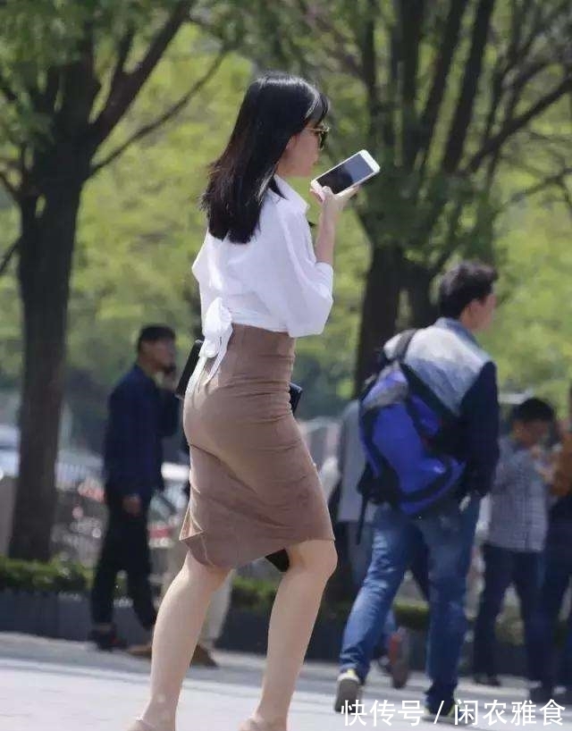 白衬衫|街拍:20多岁的女白领穿包臀,白衬衫的女人自带气质!