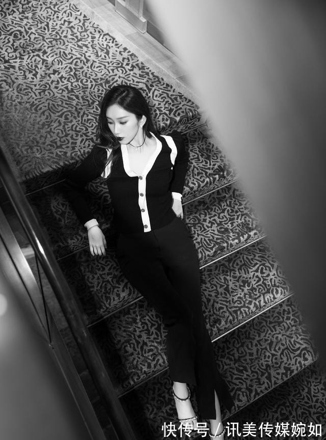 刘令姿|都说刘令姿是“超模身材”,穿针织衫配长裤比例惊艳,优雅又干练