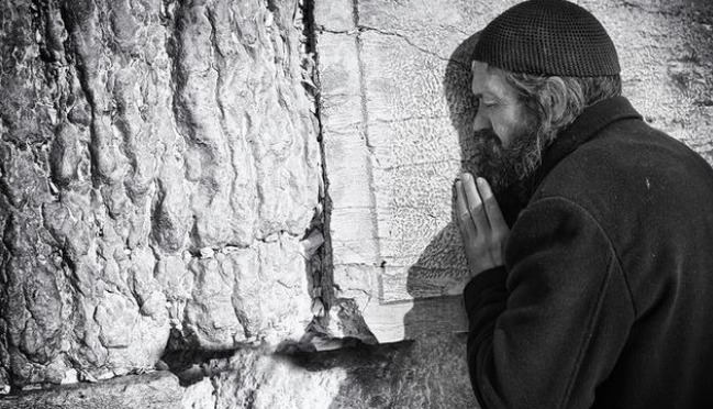 到耶路撒冷|耶路撒冷哭墙的来历：千年民族兴衰史，犹太人的心灵寄托