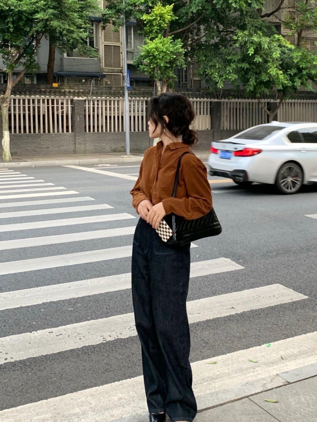 黑色|普通人也适合穿的风格,棕色衬衫+黑色牛仔裤,保暖又时尚!