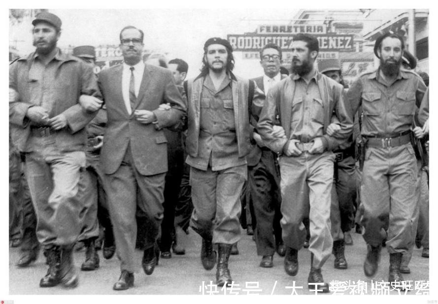 玻利维亚@当刽子手知道自己要杀的人是格瓦拉后,他喝了点酒壮胆