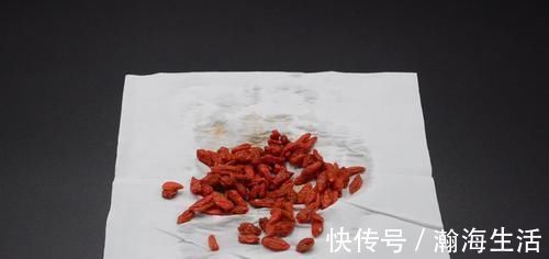 枸杞放久了发霉发粘？学会这诀窍，保存多久都不会受潮变质，真棒