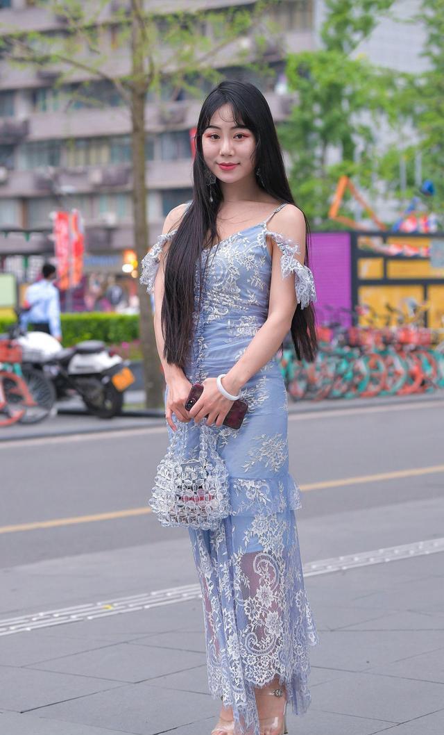 高跟凉鞋 街拍美女：蕾丝吊带连衣裙，搭配厚底高跟凉鞋，美女对身材自信穿出气质美