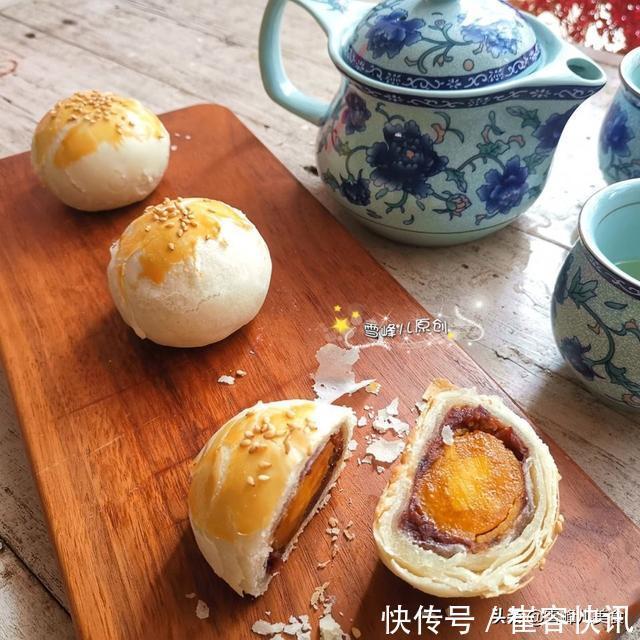 水油|外卖10块钱一个的蛋黄酥，自己做3块钱就搞定，酥得掉渣特好吃