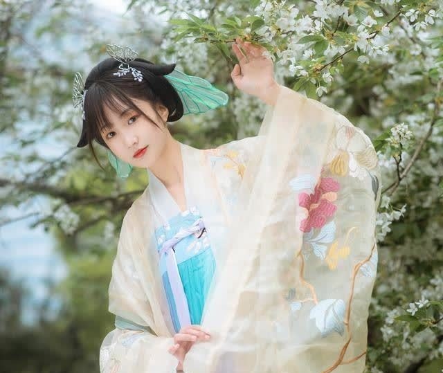 嚣尘#点绛唇·词:暮色欺红瘦。冰冷酒。折弦枕袖,半盏伤心透