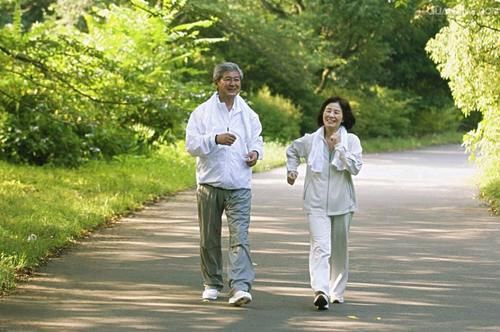 胰島素|查出了血糖高，請多做3件事，常吃3種食物，或有益于穩定血糖