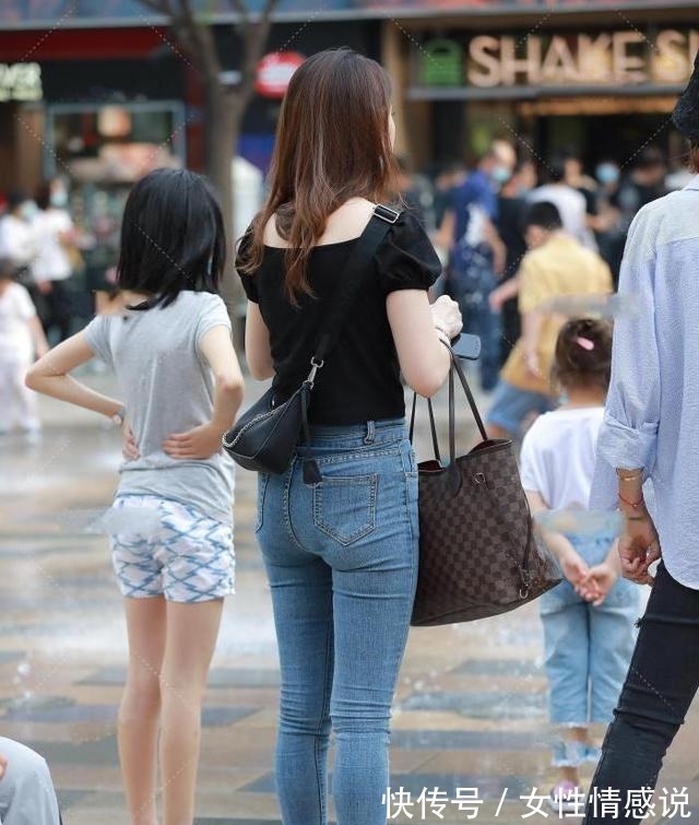 上衣 泡泡袖上衣搭配紧身牛仔裤,可爱俏皮,充满了少女感!