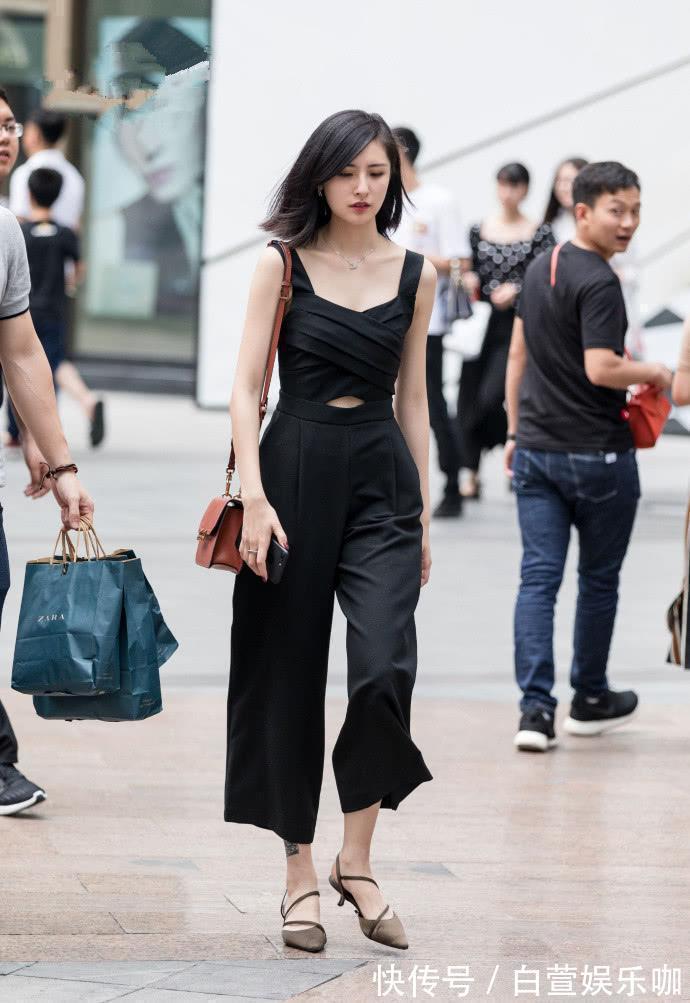 大长腿 这位自带气场的小姐姐很引人注意,齐肩短发时尚清爽