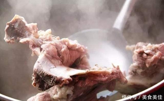 骨架|20年老面馆的高汤秘方,原来是这么熬制的,汤色奶白且鲜美浓郁