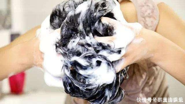 鳞片|头发刚打湿就抹洗发水难怪一天不洗就油头,分享正确的洗发方法
