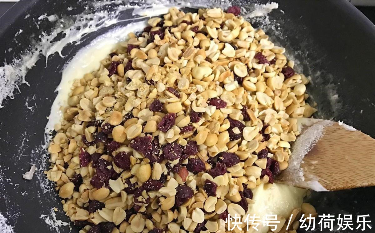 儿子爱吃牛轧糖不用花钱买，自己在家就能做，简单好做无添加