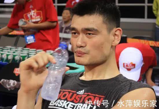 运动员|同样是巨人喝水,奥尼尔和姚明我忍了,网友他把桶装水当矿泉水