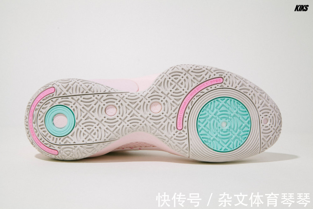 阿迪 东方力量闪耀全明星!老詹换了三双鞋,阿迪太惨,UA是最大赢家?