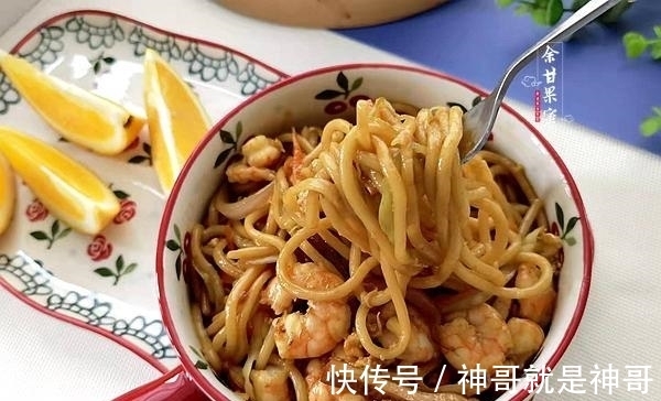学生早餐轻松做，菜和主食一锅出，一煮一炒鲜香味美营养十足