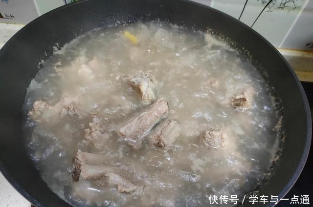 炖肉时产生的浮沫用不用撇除不少人搞错,难怪肉不香汤不浓