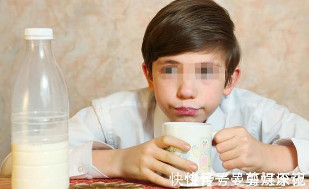 长高|双胞胎弟弟长期吃钙片,哥哥天天喝牛奶,3年后兄弟俩身高差距大