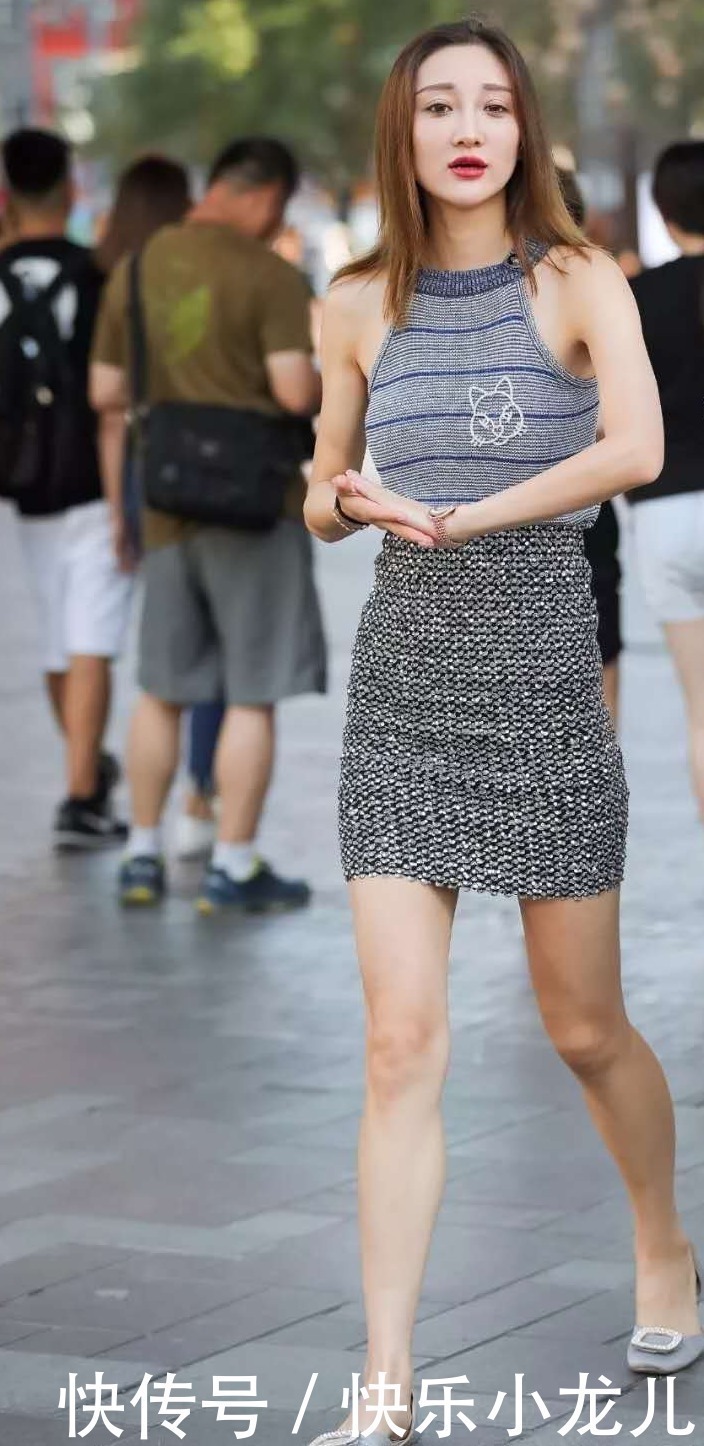 鳞片裙 靓丽的美女,挂脖小衫配半身裙,妩媚动人,给人清新舒适优雅的美