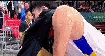 cb张镇麟的妈妈,来现场给儿子助威!芳姨曾流泪搂着周琦说:大宝!