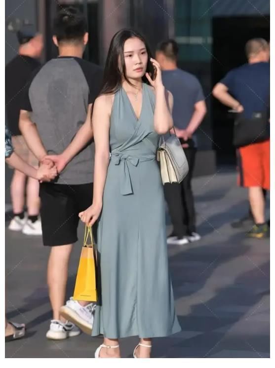 时髦 雾霾蓝色挂脖长裙搭配浅色高跟鞋,搭配有层次感显得很时髦