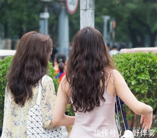 真丝|街拍梦幻般的诗意，小姐姐穿人体第二肌肤美称的真丝长裙美醉了