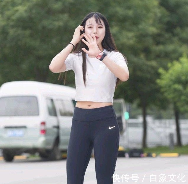 破洞牛仔裤 多肉女生就穿打底裤,“收胯提臀”尽显腰身,修饰身材,展现自己