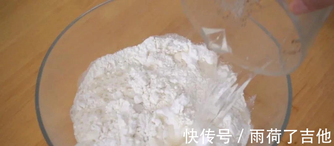 4种材料，不发酵，不用烤箱，自制起酥煎饼，香喷喷的面食！