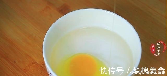 煮荷包蛋时,记得别水开下锅,掌握几个技巧,鸡蛋完整圆嫩不出沫