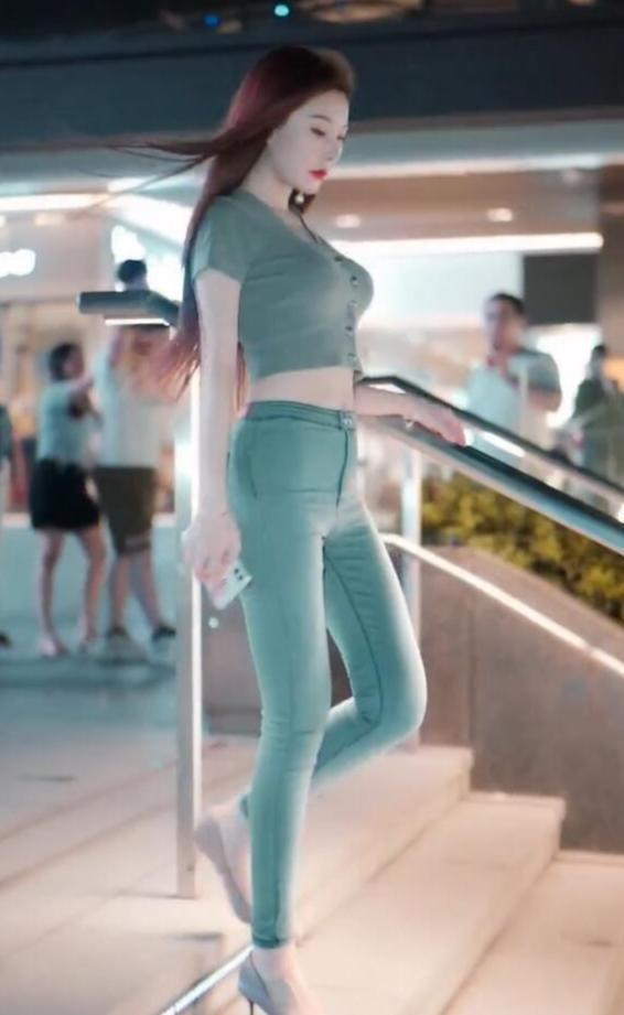 t恤|美女街拍:浅绿色套装衣,简约大方,女人味十足