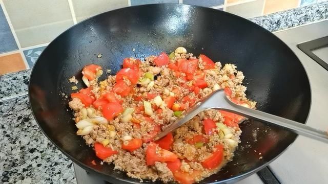 西红柿|西红柿茄子焖面,香喷喷的,真是一锅不够吃,隔三差五家人就要吃