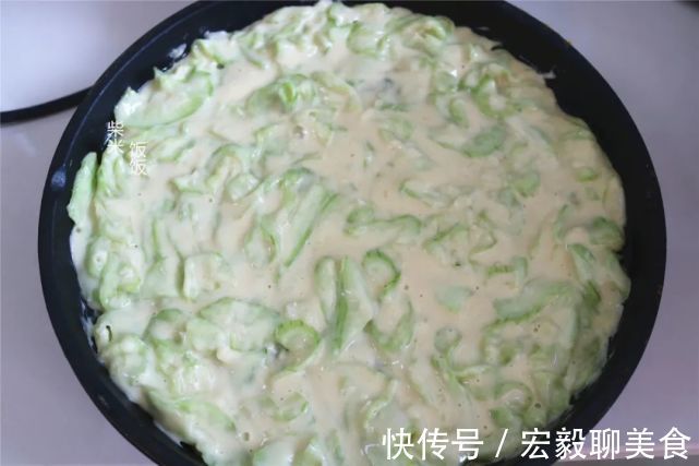 鸡蛋|丝瓜别总炒着吃了,加点面粉和鸡蛋,香软可口,早餐吃很不错