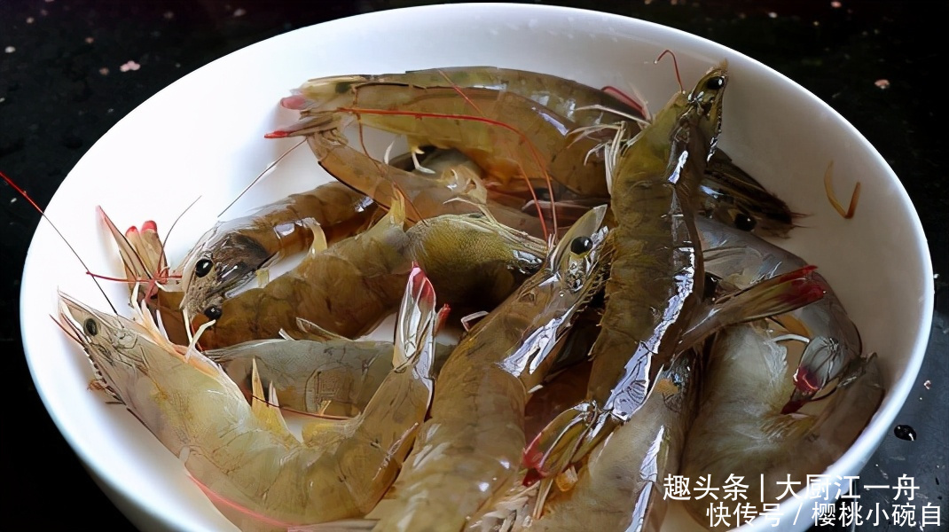 过年时做白灼大虾,先下锅就错啦,难怪虾肉发腥发柴,这样做才对