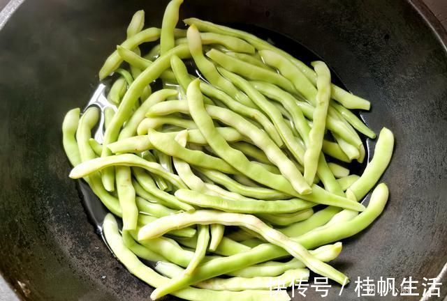 搅拌均匀|夏天，这菜2块钱一斤，包饺子一定要多加1步才好吃，娘俩吃了60个