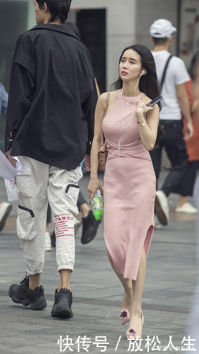 三十岁女人穿连衣裙,搭配尖头细跟鞋,气质成熟稳重、女人味十足
