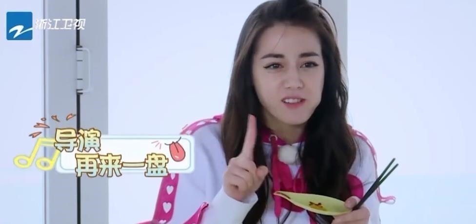 迪丽热巴|迪丽热巴意外摔坏粉丝手机，脱口而出7个字后，在场的群众都惊了