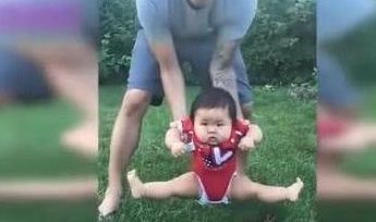 宝宝|1岁萌娃逛公园，爸爸想把他放草坪上，接下来宝宝的举动笑翻妈妈
