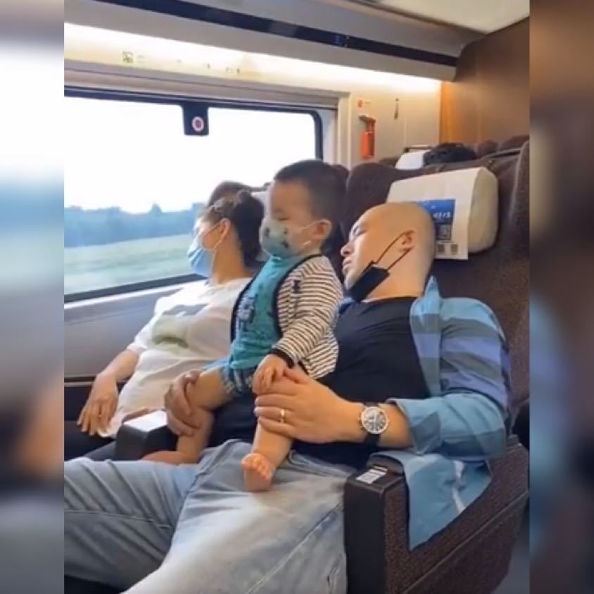 萌娃高铁上替熟睡的爸妈“站岗”火了，网友为这个家付出太多了